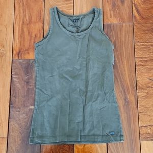 Size medium tank tops 5$ each or 12$ for all of them